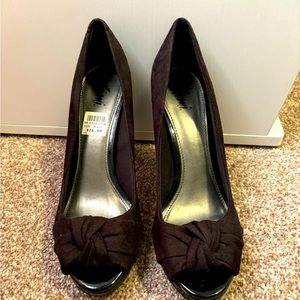 New with tags black pumps